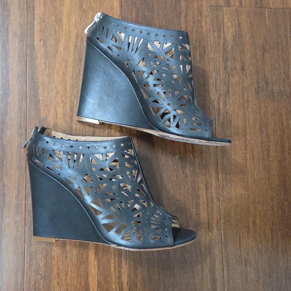 NICOLE MILLER ARTELIER BLACK LEATHER WEDGE LASER CUT OUT CAGE STYLE 7